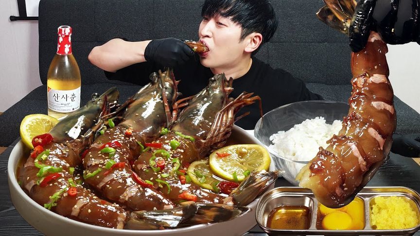 韩国小哥吃海鲜大餐，酱油辣椒腌制大虎虾，非常下饭，你敢试试吗
