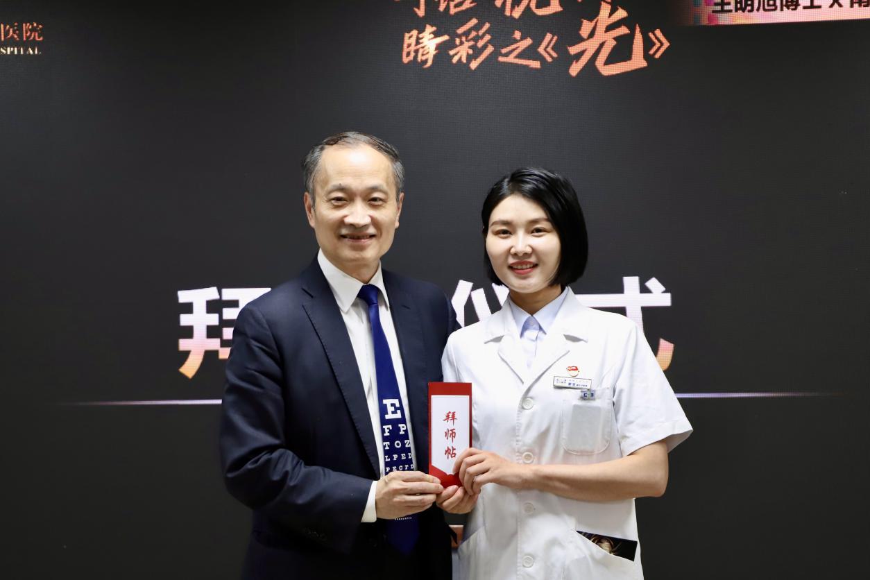 图：瞿雯医生现场拜师王明旭博士