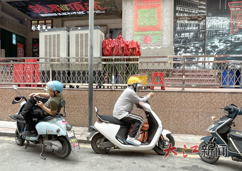 外卖高峰时段骑手正等待配送