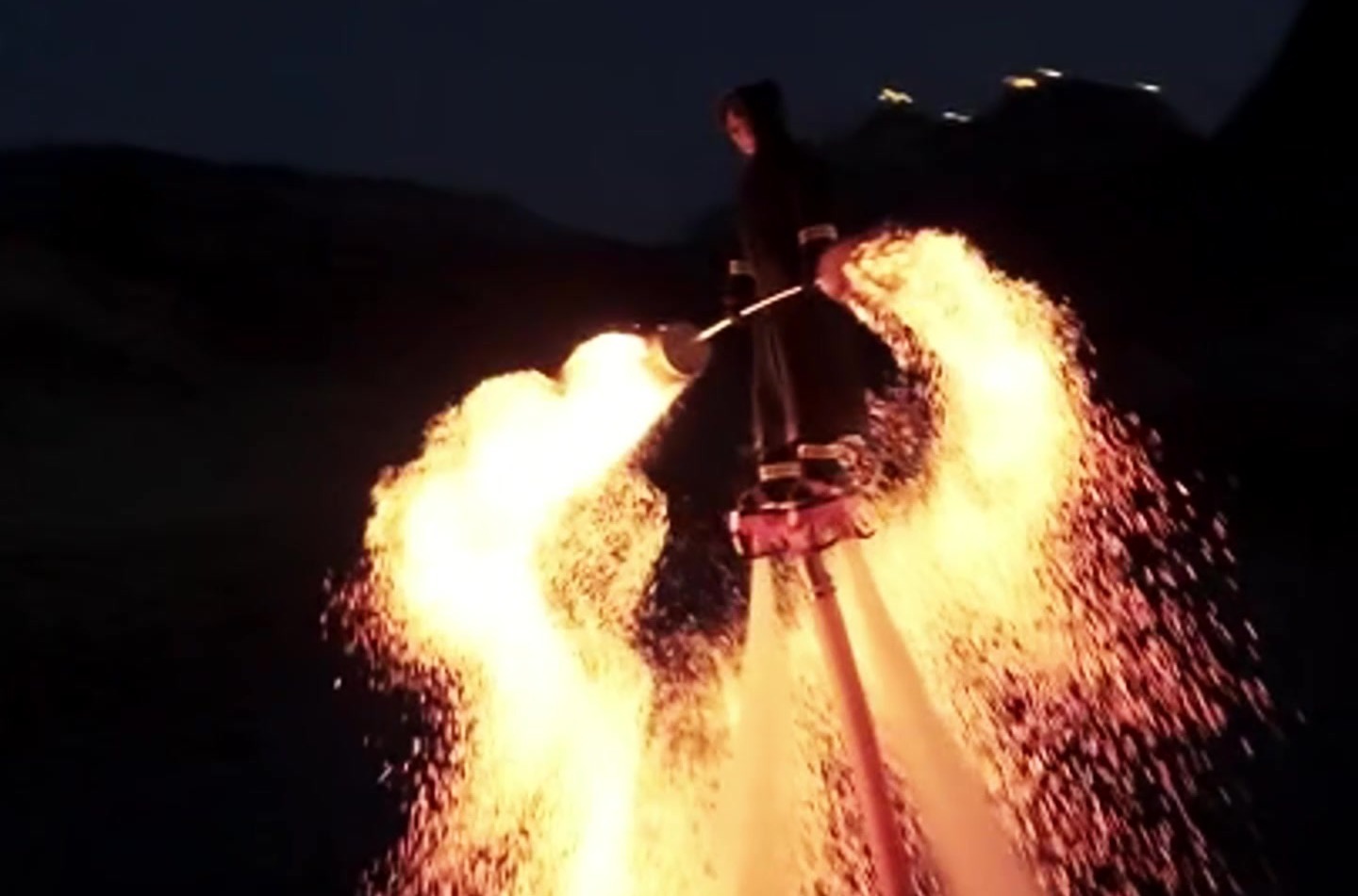 当水上飞人遇到非遗火壶 凤凰浴火重生在珏山太极湖具象化了