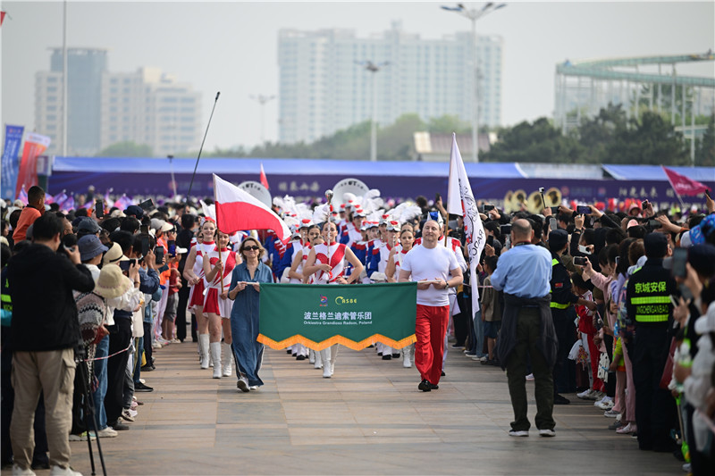 “日照东方”管乐嘉年华海边行进吹奏街游表演点燃假日激情
