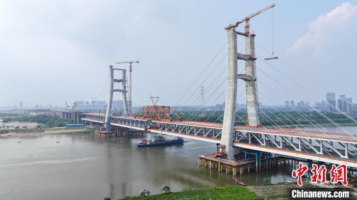 图为5月1日，航拍昌九高铁南昌扬子洲赣江公铁大桥最后一节钢梁吊装施工现场。刘斯翔 摄
