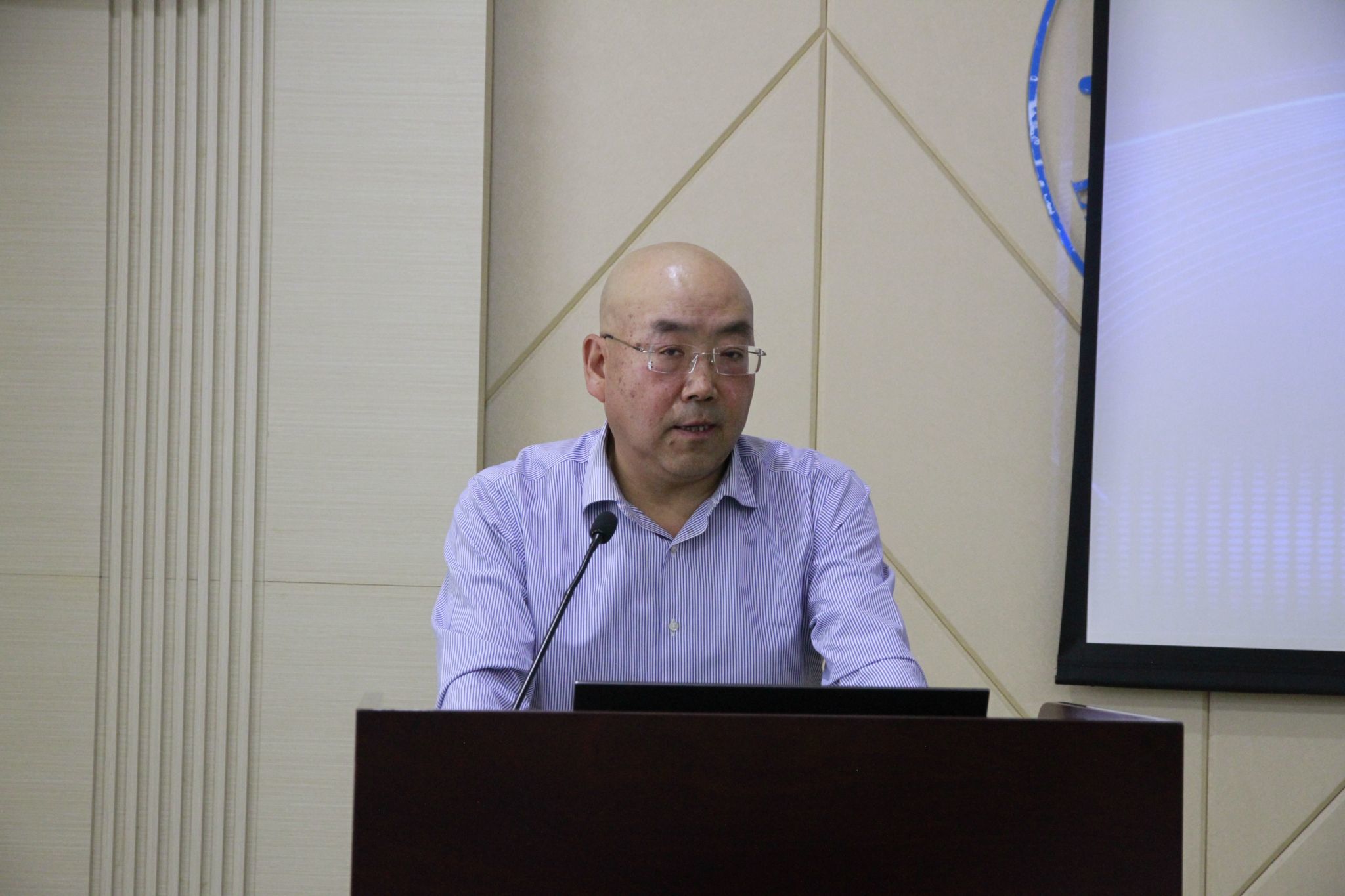 兰州大学经济学院姜安印教授主持会议