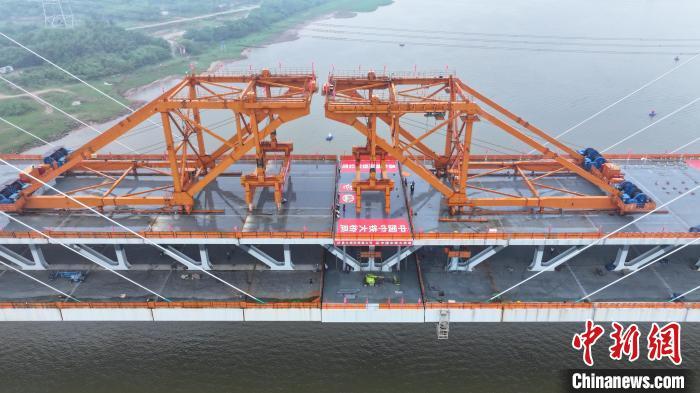 图为5月1日，航拍昌九高铁南昌扬子洲赣江公铁大桥最后一节钢梁吊装完成现场。姚思超 摄