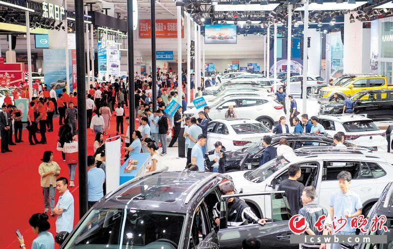　　湖南车展吸引着越来越多的消费者，图为2024湖南车展现场。长沙晚报全媒体记者 邹麟 摄