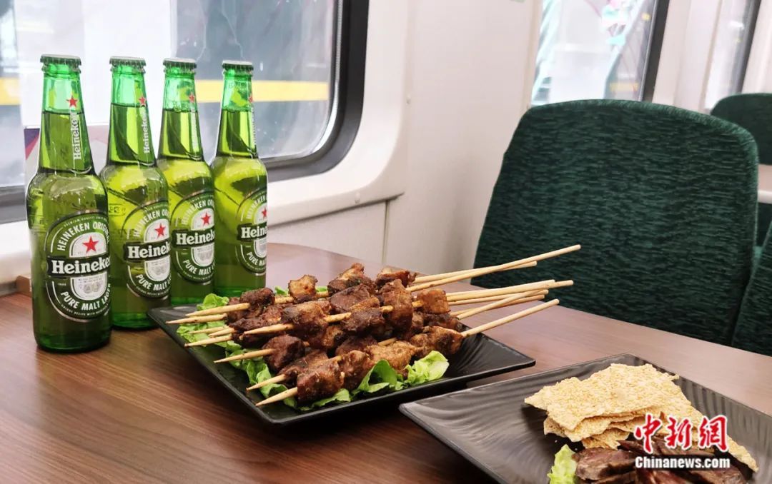 餐车供应烧烤和啤酒。赵晓 摄