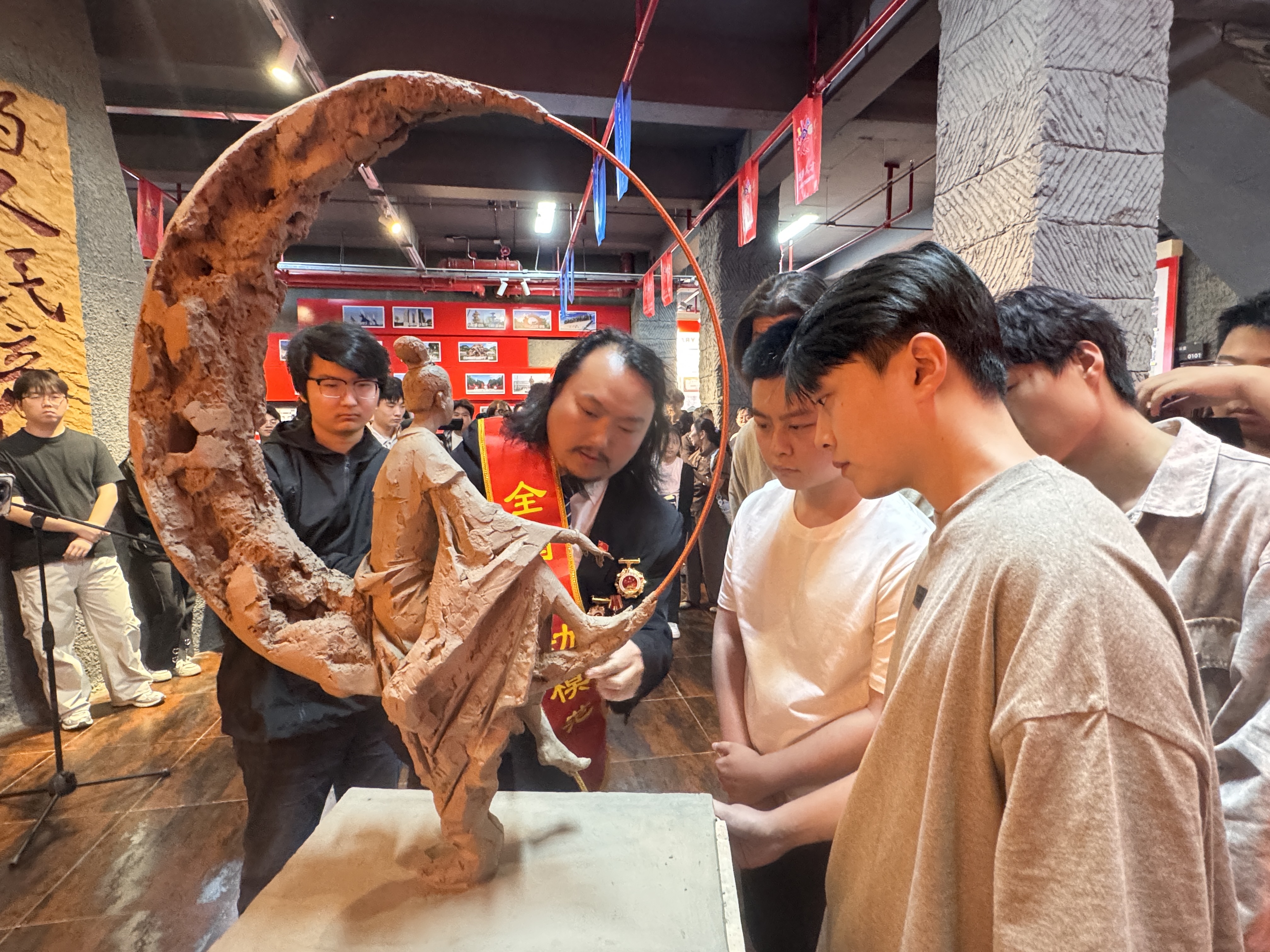 劳动节：劳模工坊里讲思政课