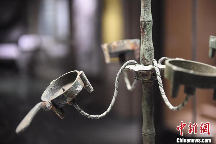 九盏莲枝铜灯上的每个灯盏都可以单独取下。曲正扬 摄