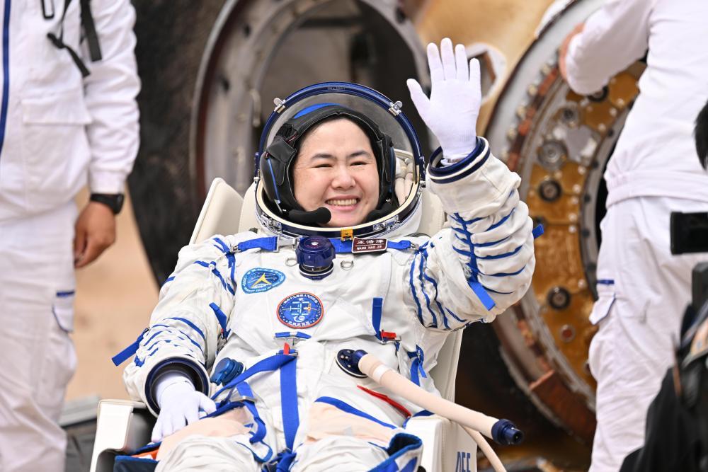 这是神舟十九号航天员王浩泽安全顺利出舱