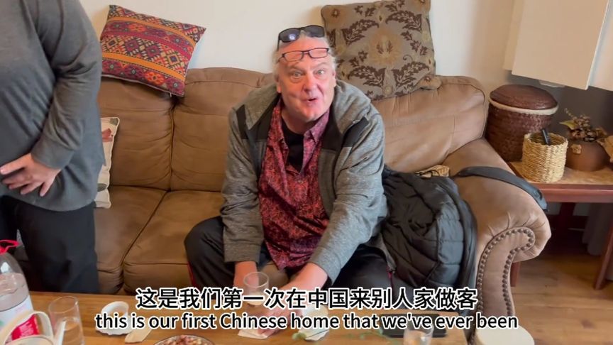美国老丈人第一次做客中国家庭，被满满一桌子菜惊到：太丰盛了，真好吃