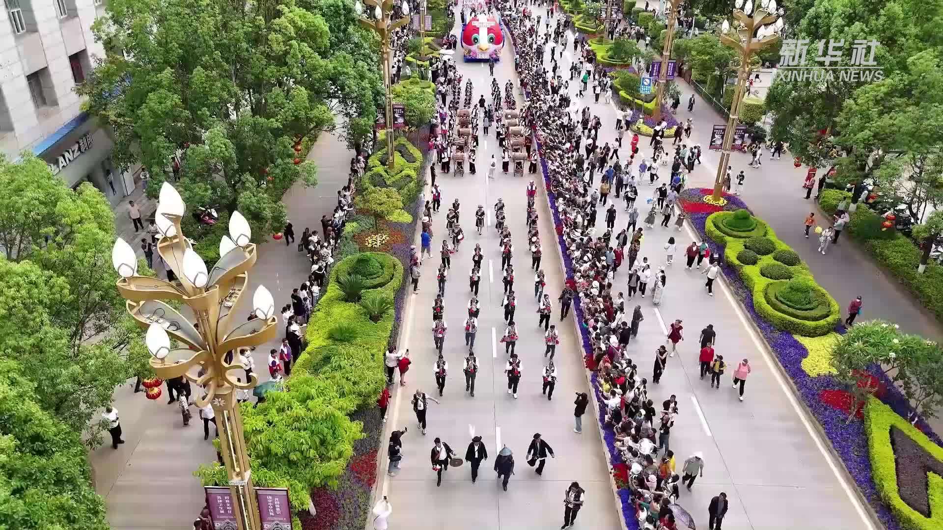 上千对双胞胎齐聚云南墨江 共赴双胞胎风情大巡游