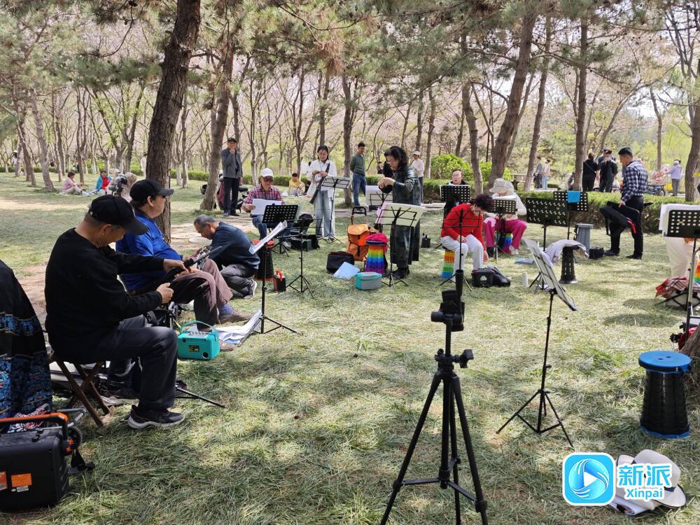 市民在浞河景区举行吹奏会。