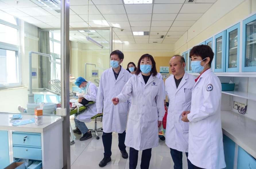 天津市第一中心医院口腔科专家在了解沧州中西医结合医院青县院区口腔科发展情况。