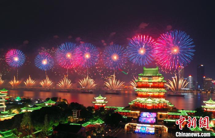 圖為1月29日晚，農(nóng)歷正月初一，2025年南昌市迎春煙花晚會在贛江之心“老官洲”水域舉行，璀璨煙花在贛江上空綻放。中新社記者 劉占昆 攝