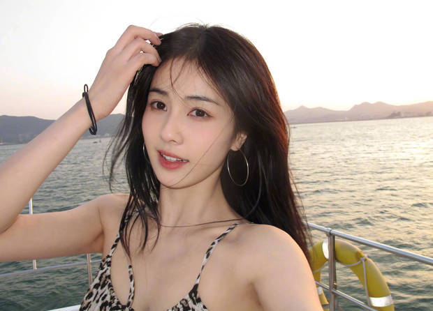 搜狐娱乐讯 5月1日,白鹿晒出一组出海游玩照,照片里的她穿着豹纹吊带,身材纤细,状态超好。