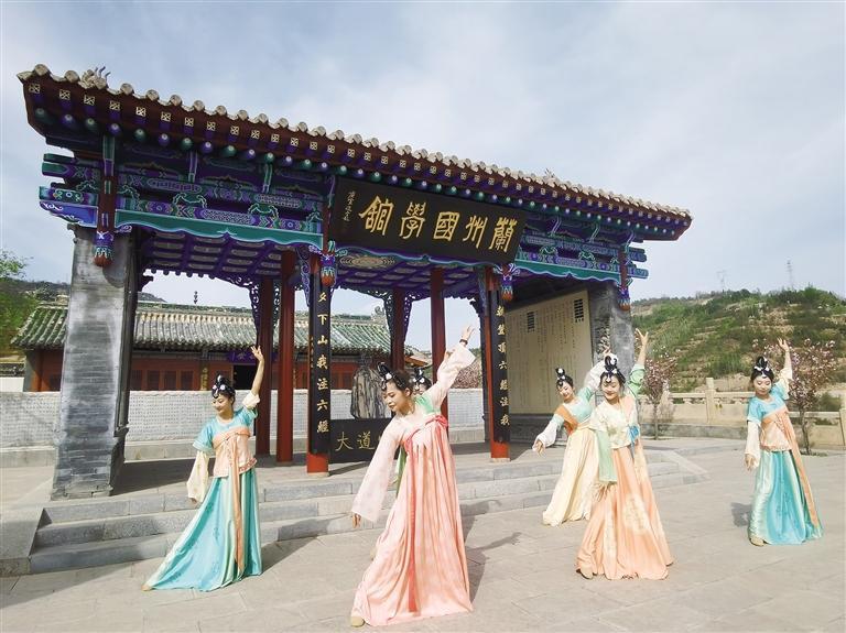 甘肃演艺集团演员在兰州国学馆表演