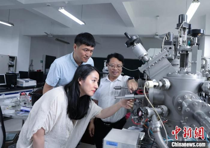 图为陕西科技大学科研人员正在实验。(陕西省科技厅供图)