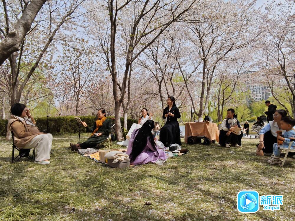 市民在浞河景区演奏。