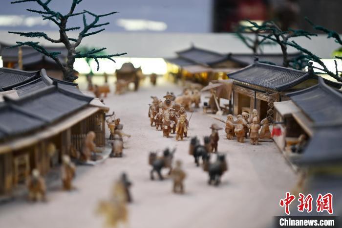 图为白牦牛角打造的立体版《清明上河图》(局部)　中新社记者　九美旦增　摄