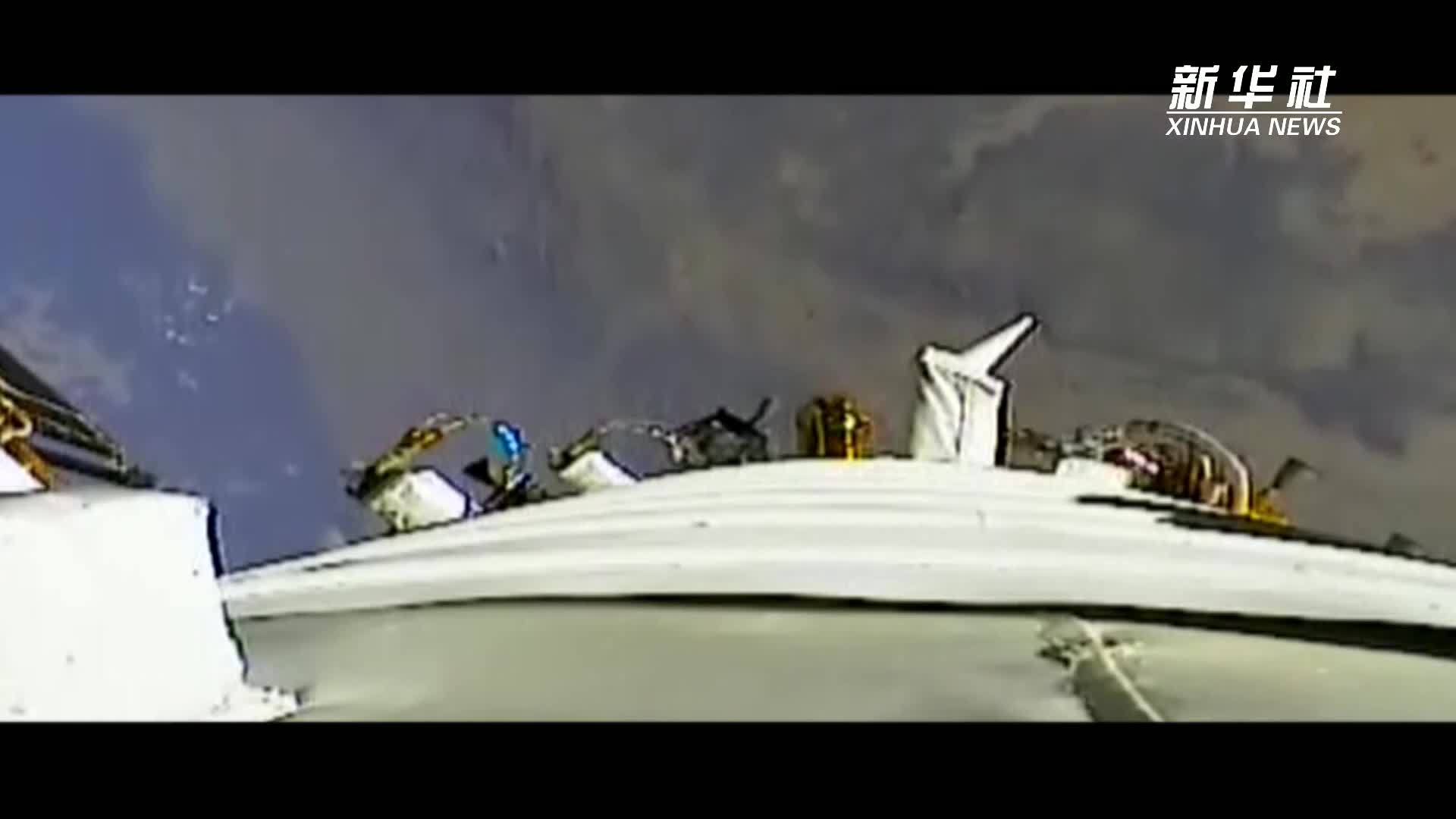 神舟十九号载人飞船返回舱在东风着陆场成功着陆