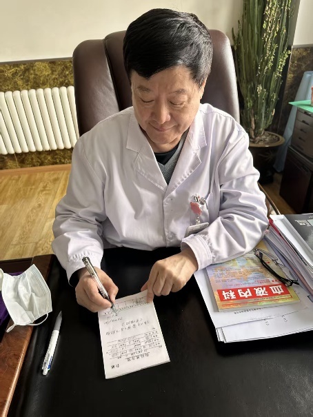 中国临床肿瘤学会（CSCO）监事会监事长、哈尔滨血液病肿瘤研究所所长马军教授在哈尔滨开出埃纳妥单抗全国首日处方