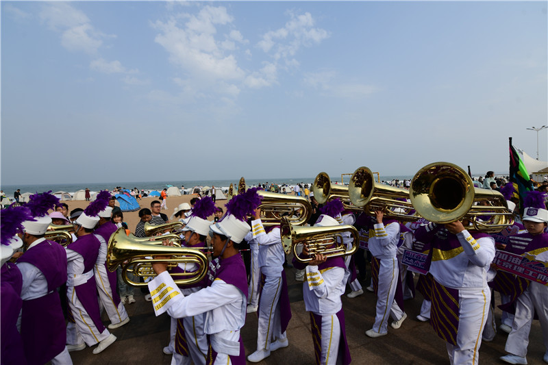 “日照东方”管乐嘉年华海边行进吹奏街游表演点燃假日激情