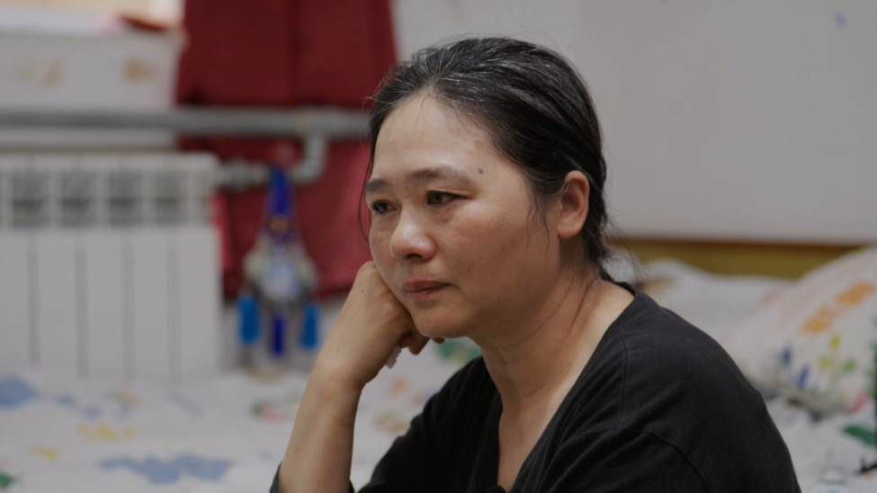 9岁男孩患脑瘤失明，为治病，父亲欠外债，母亲和姥姥跑外卖