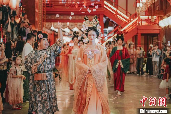 西安:科技赋能文旅新体验 助游客“一秒入唐”