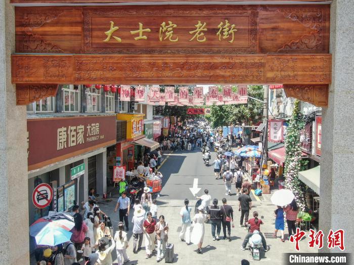 “五一假期” 南昌大士院老街市井煙火氣“醉”游客
