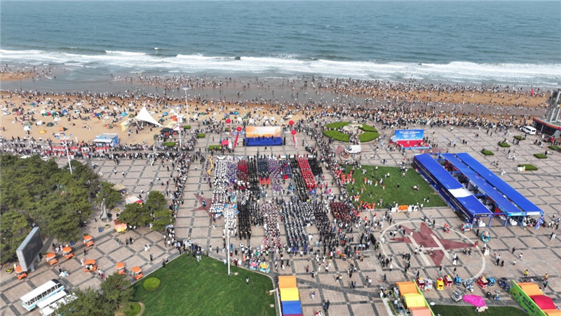 “日照东方”管乐嘉年华海边行进吹奏街游表演点燃假日激情