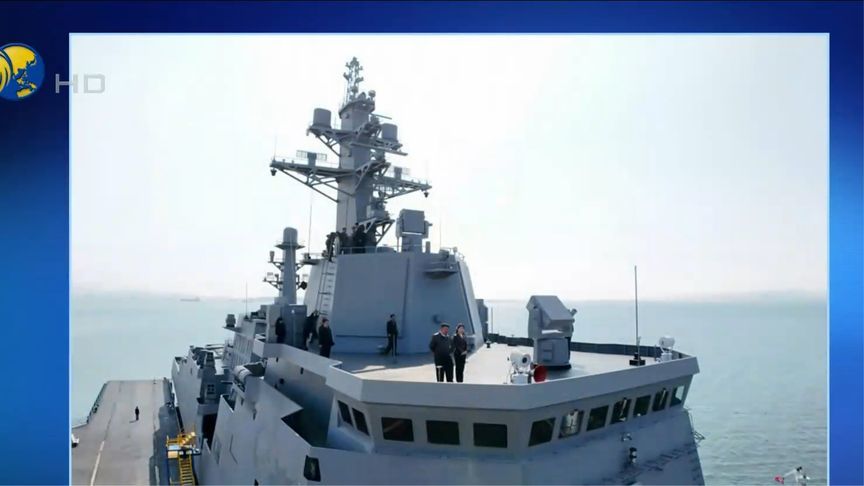 朝鲜新型驱逐舰“崔贤”号进行多项武器试验，金正恩观摩导弹试射