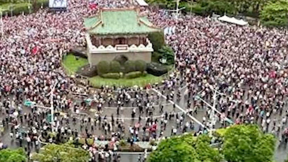 被“反赖大游行”画面感动，台媒主播现场落泪