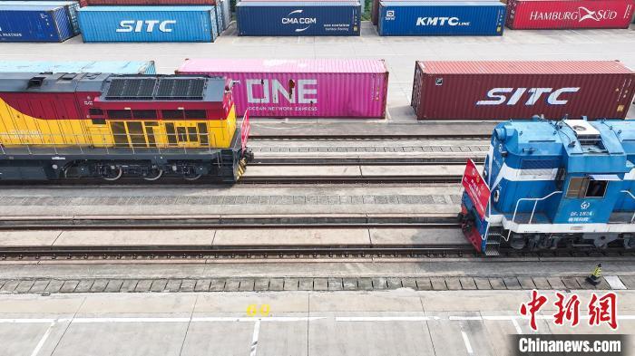 图为4月29日,江西南昌国际陆港,一列从厦门港驶来的铁海联运班列与另一列满载江西本土制造产品奔赴厦门港的铁海联运班列在南昌国际陆港交会。张正仁 摄