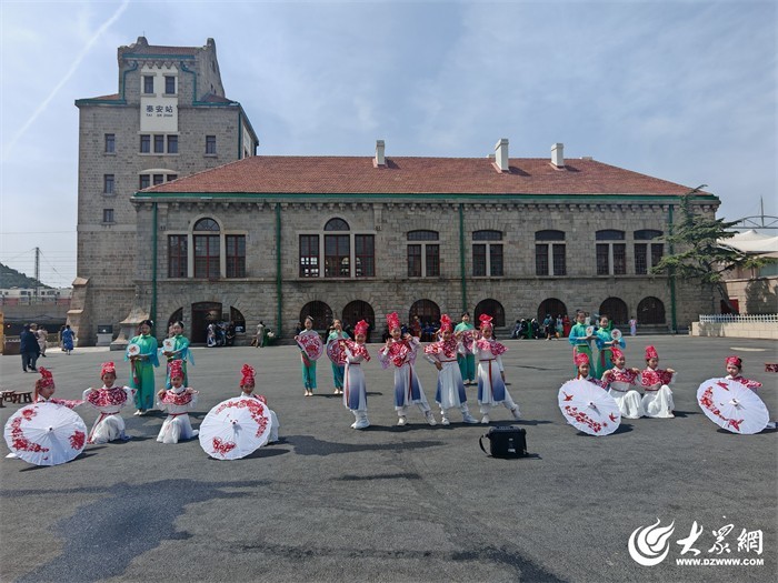 “芳华流韵1909”的沉浸式演出现场。（记者 李龙炎 摄）