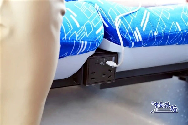 郑州到开封的动车火了:车窗竟然是触摸屏 还能放视频