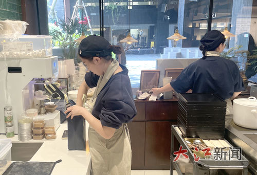 商家忙着打包外卖