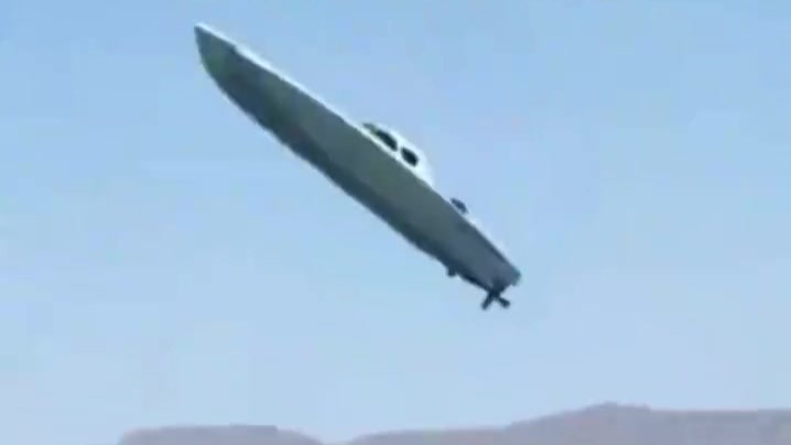 美国一快艇比赛时失控，空中翻转数周后坠入水中，事发时时速320公里