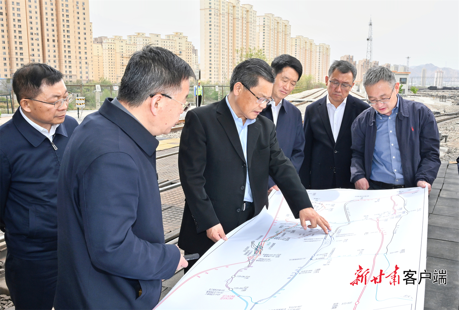 4月25日，省委副书记、省长任振鹤就铁路物流发展情况开展专题调研。新甘肃·甘肃日报记者　盛学卿