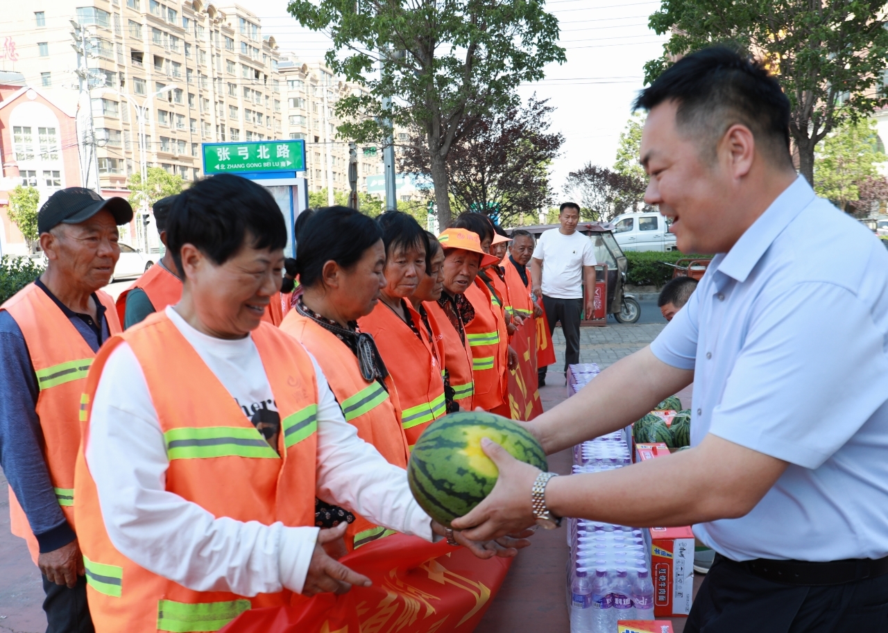 聚民养殖致敬“城市美容师” 爱心物品传递节日温情