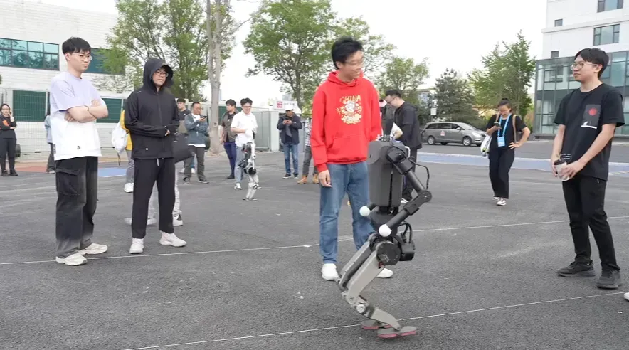 机器人参加马拉松，高温是一大挑战