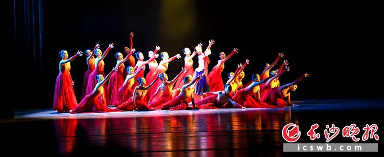 长沙市实验中学舞蹈团原创作品《像花儿一样》荣获全国第八届中小学生艺术展演舞蹈类一等奖、优秀创作奖。市教育局供图