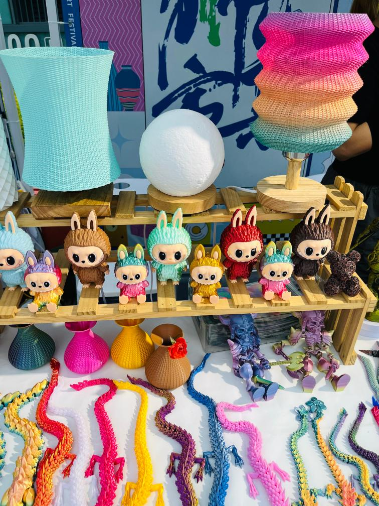 狮山市集展示桌台（受访者供图）