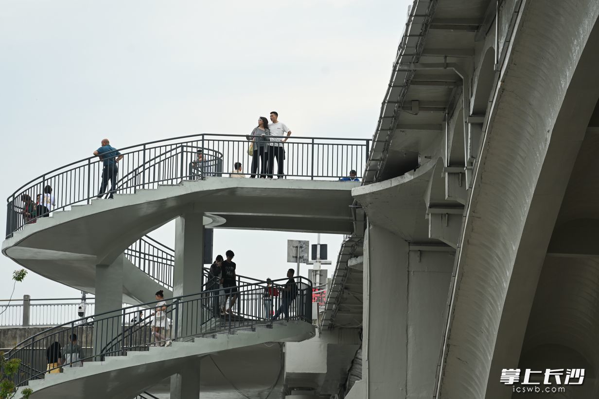 橘子洲大桥焕新迎客。 均为长沙晚报全媒体记者黄启晴摄