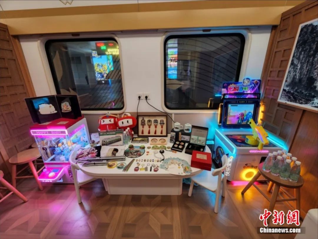 娱乐车厢内有抓娃娃机、游戏机等。赵晓 摄