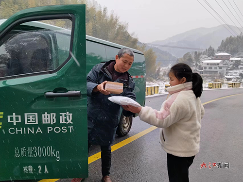 快递进村让亲情温暖相拥(市邮管局 供图)