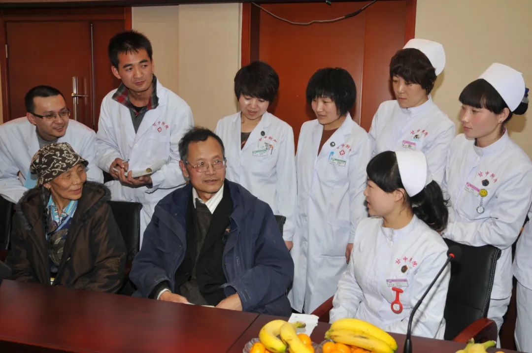 2012年3月，王万青（第一排中）和妻子凯嫪受邀来到甘肃中医药大学附属医院，和该院青年技术骨干进行座谈交流。（资料图）甘肃中医药大学附属医院供图