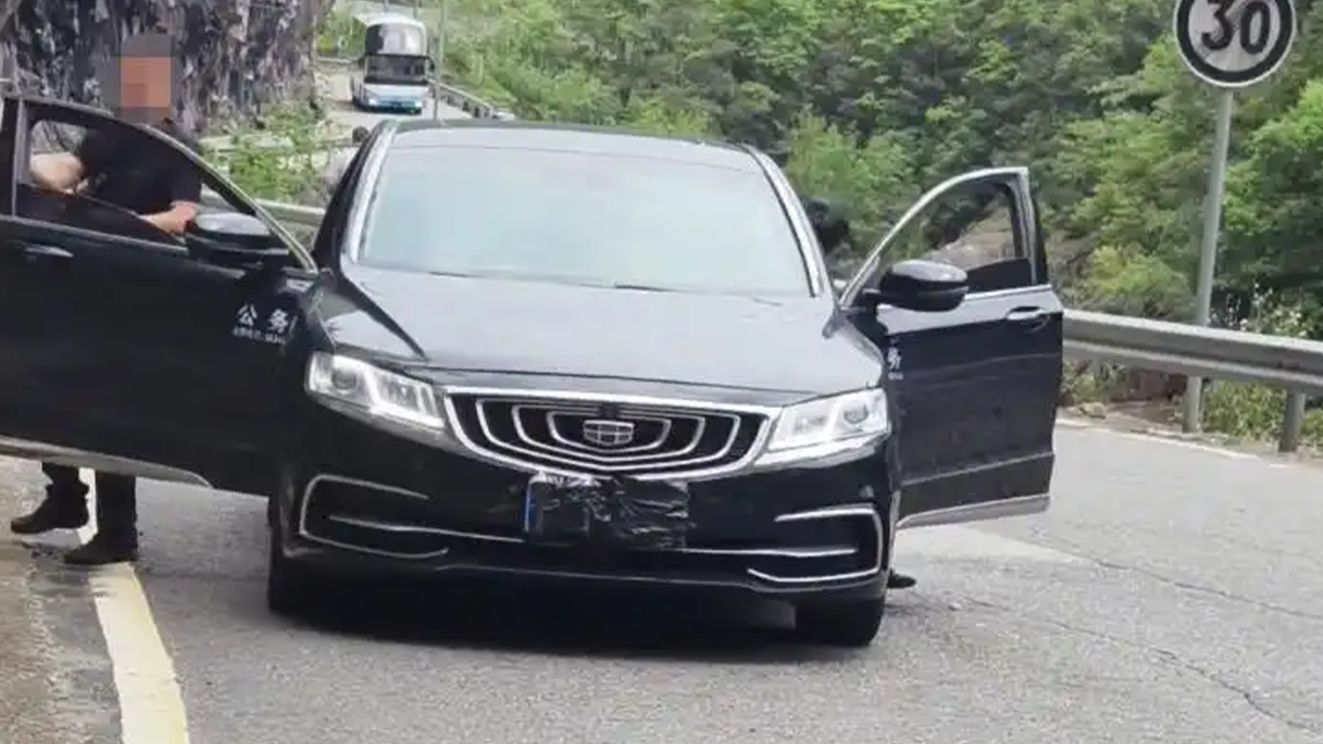 温州“公务车”遮挡号牌？多部门回应：正在调查核实