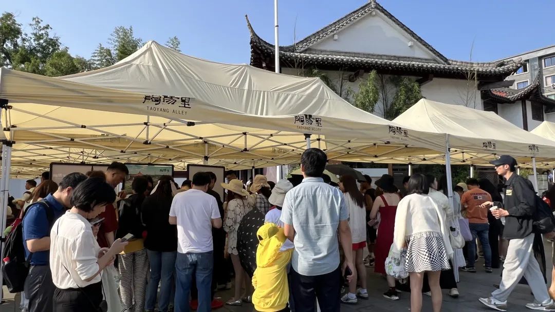 人头攒动的展区(邵文艳 摄)