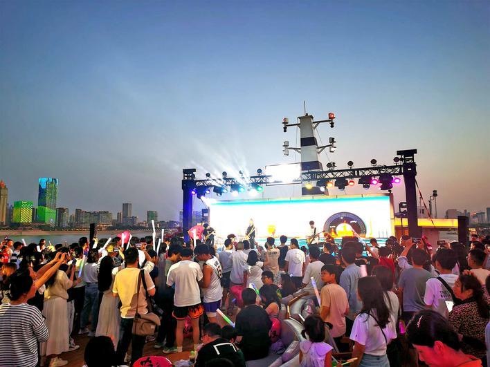 古琴号游船三楼甲板嗨翻天 摄影:楚天都市报极目新闻记者郑力强 黄达 高东起