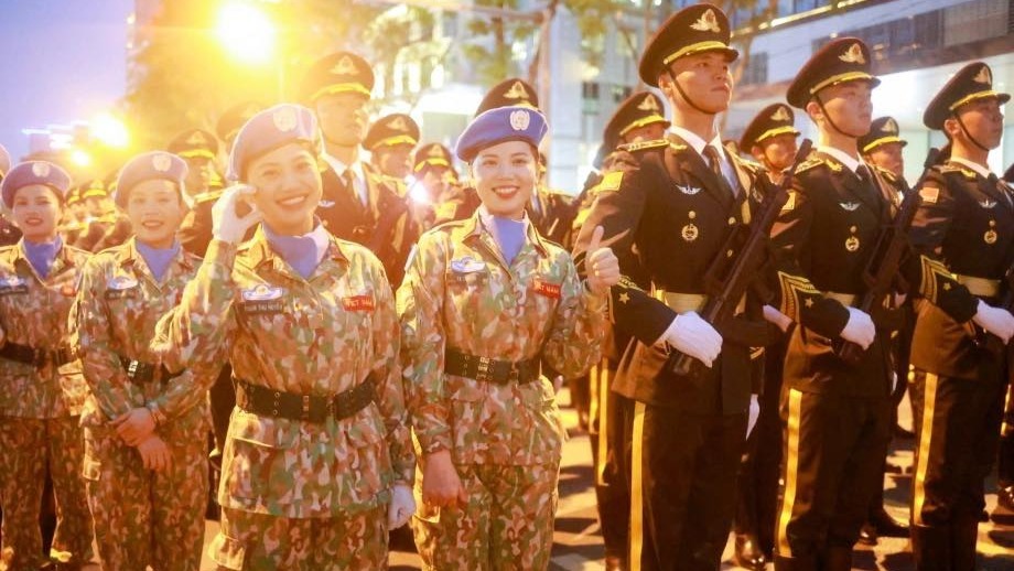 解放军仪仗队亮相越南，女生秒变迷妹，民众赞其用越南语唱歌